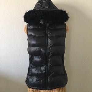 Gap puffer vest w/ detachable hood